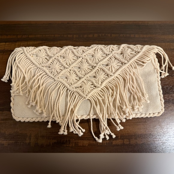American Eagle 🦅 Cream Macrame Fringe Clutch - Picture 3 of 6